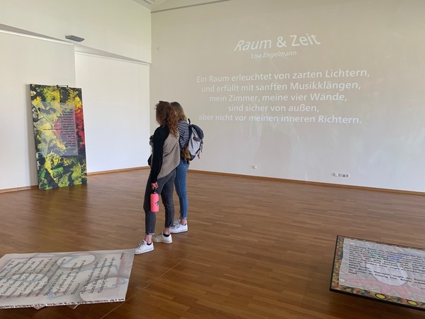 Foto der Ausstellung mit zwei Besucherinnen