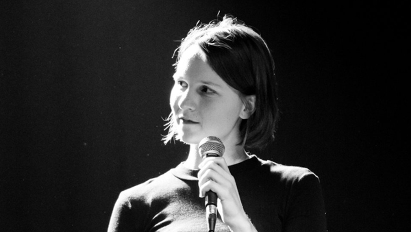 Tabea Farnbacher auf der Bühne sw