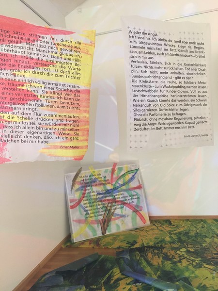 Foto aus der Ausstellung, drei Texte
