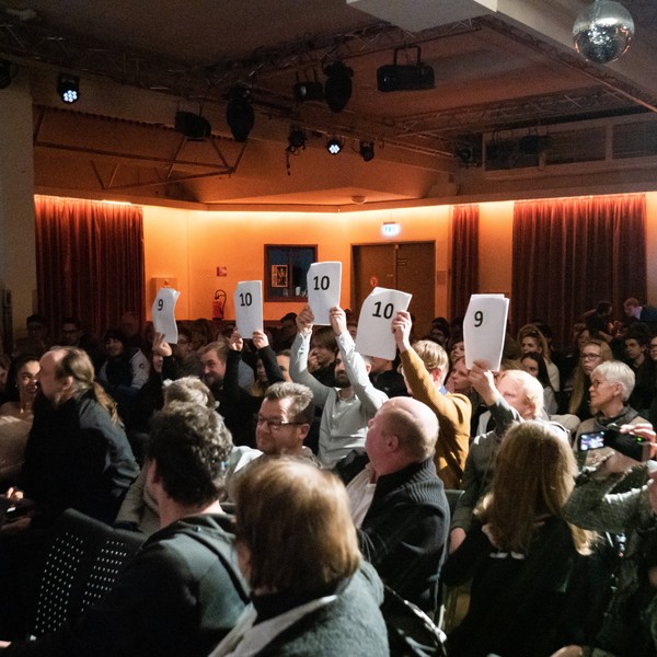 Abstimmungsprozess im Publikum bei einem Poetry-Slam-Finale