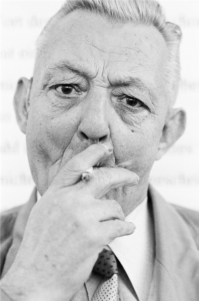 Porträt Willi Lütkemeyer mit Zigarette